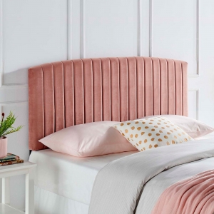 мягкая панель розового цвета со складками и кроватью
