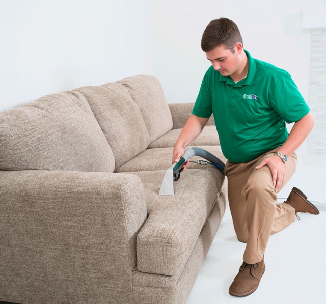 Как чистить мягкие диваны в домашних условиях?