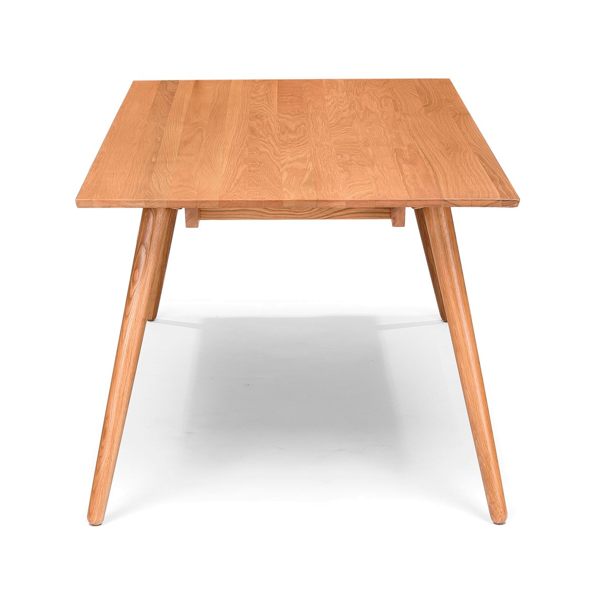 стол с деревянными ножками и прямоугольной дубовой столешницей вид сбоку