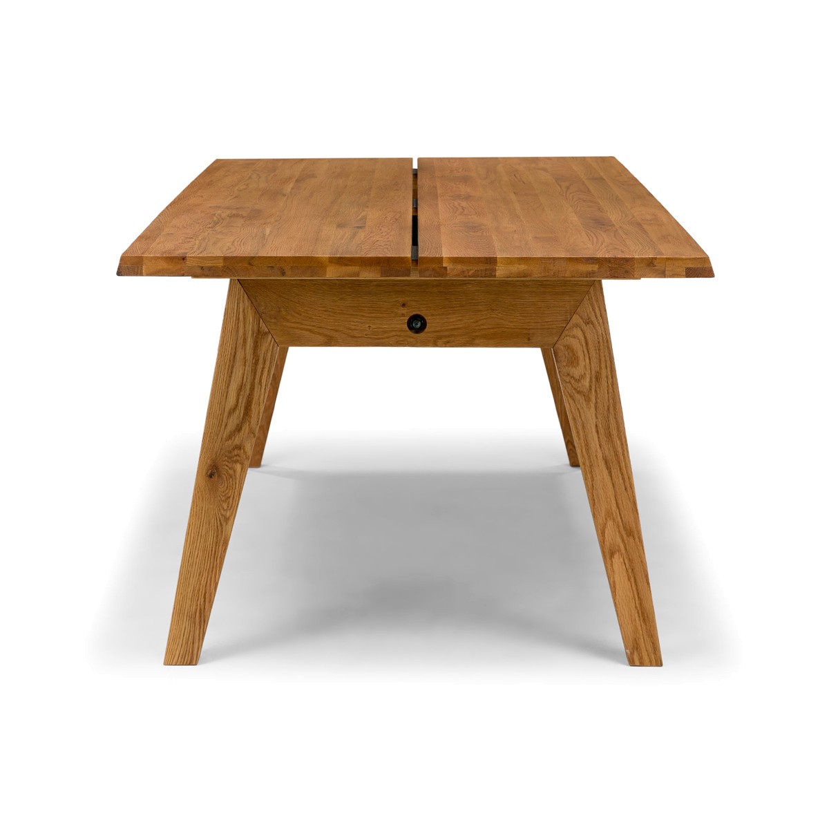 стол с деревянными ножками и прямоугольной дубовой столешницей на шесть персон вид сбоку